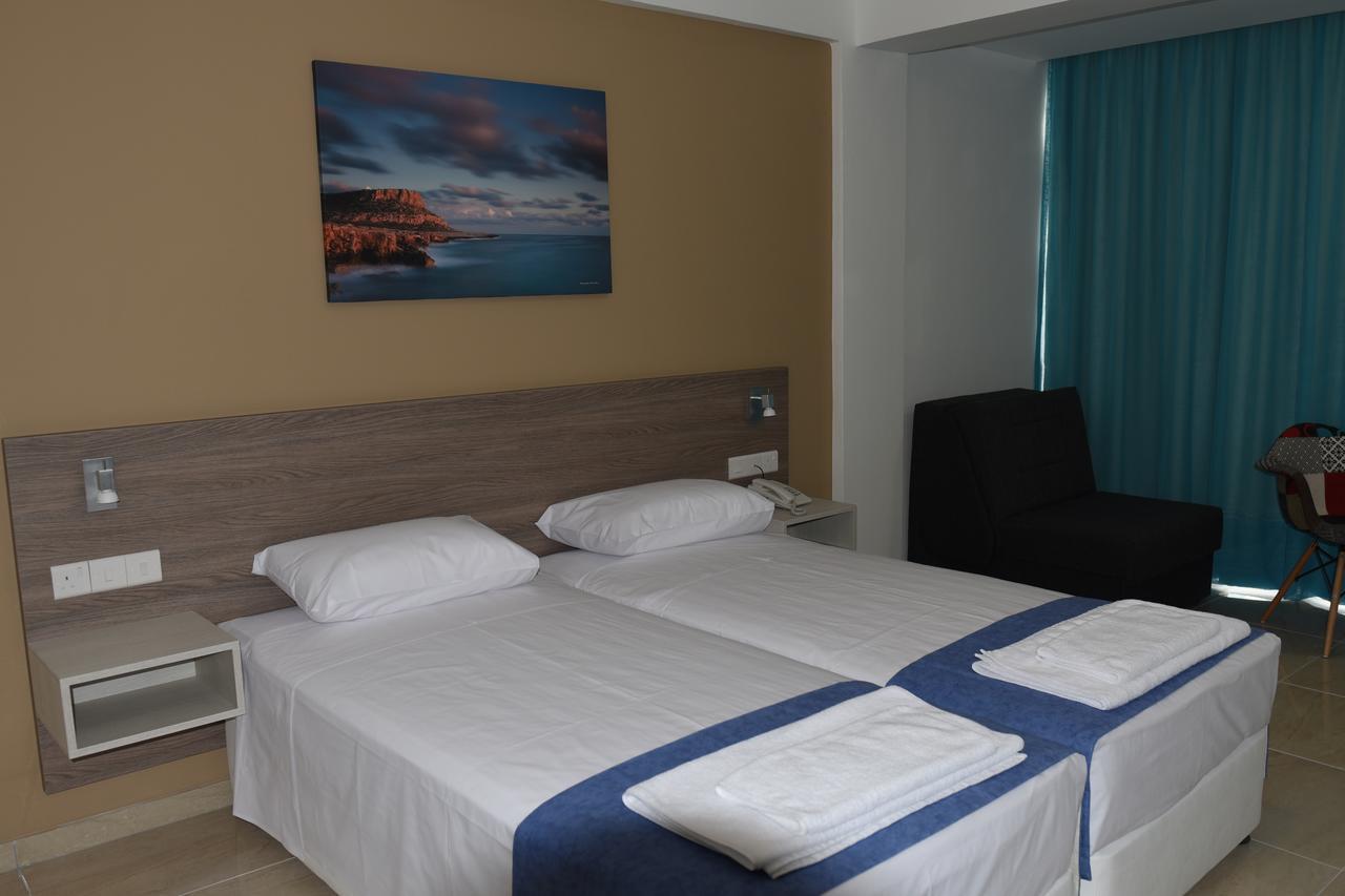 Sunny Blue Hotell 3*